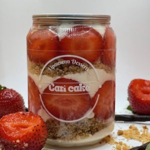 Tarte aux fraises revisitée en canette transparente, garnie de crème pâtissière onctueuse et de fraises entières fraîches.