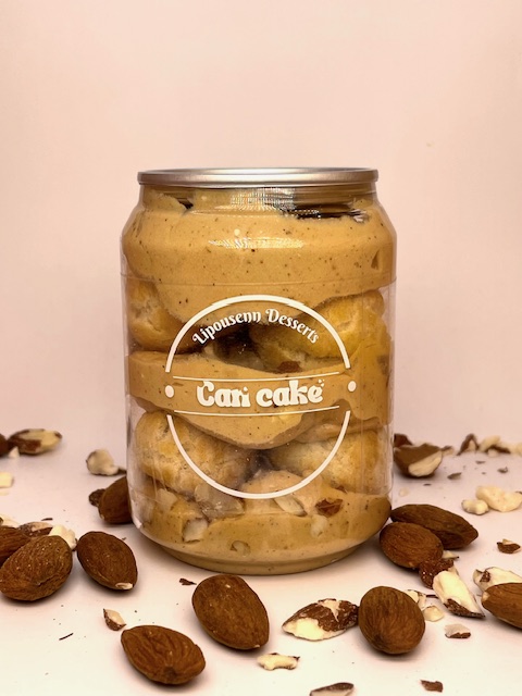 Paris-Brest en canette transparente, composé de crème pralinée onctueuse choux garnis, entouré de noisettes entières.